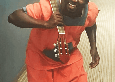 elhadji leeboon a la guitare-min